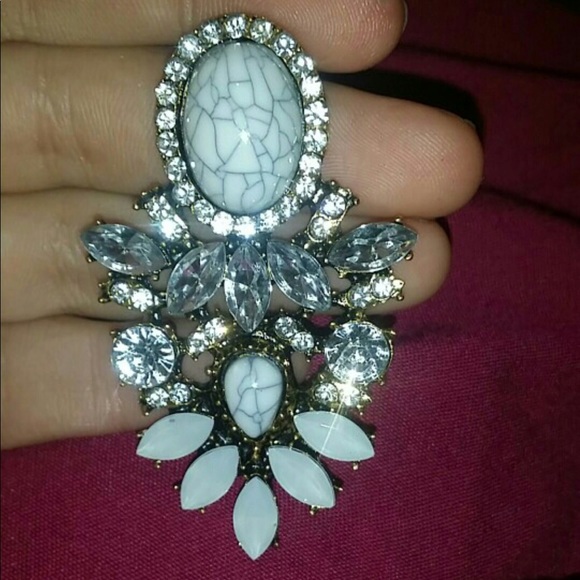 Stunning White Royalty Jewels Crystal Drop Earring - Picture 3 of 4